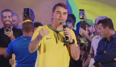 Flávio Bolsonaro usará slogan 