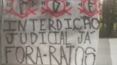 “Fora ratos”: torcedores protestam na casa de presidente do Corinthians
