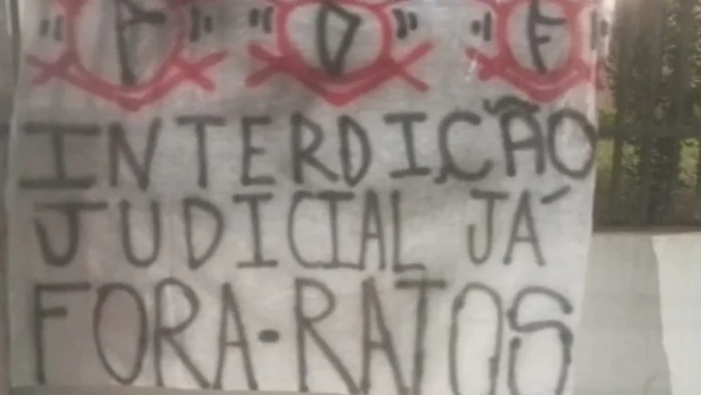 “Fora ratos”: torcedores protestam na casa de presidente do Corinthians