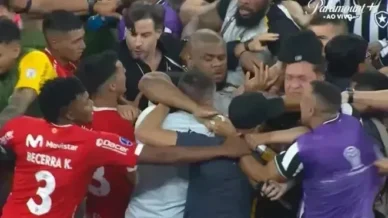 Alex Telles explica confusão com técnico rival: 