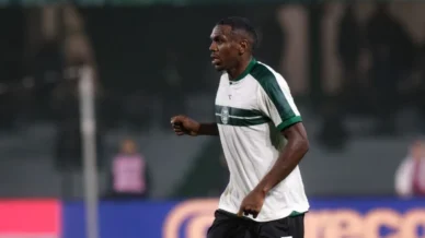 Zagueiro do Coritiba joga contra São Paulo após queda?