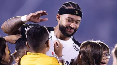 Presidente do Corinthians busca aval do CORI para renovar com Memphis