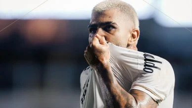 Gabigol alcança marca histórica de 100 gols pelo Santos diante do Macará
