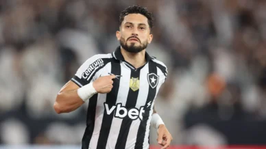 Alex Telles renova contrato com Botafogo até 2028