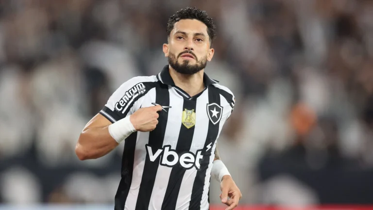Alex Telles renova contrato com Botafogo até 2028