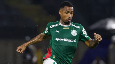 Perto do Manchester City, Allan é homenageado em Palmeiras x Santos
