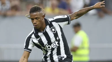 Botafogo não relaciona Danilo para jogo contra Athletico-PR; veja motivo