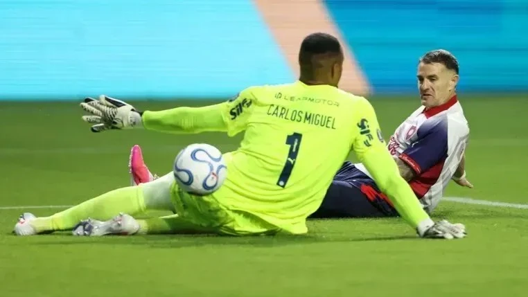 Carlos Miguel acumula falhas, mas dá recado otimista no Palmeiras