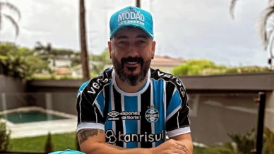 Com sobrepeso, Douglas provoca Inter após marcar gol em GreNal; veja