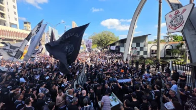 Torcida do Corinthians faz protesto no Parque São Jorge: 