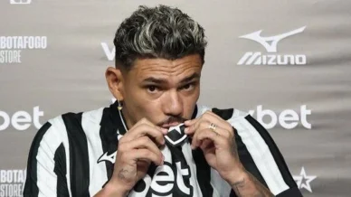 Tiquinho Soares é reapresentado no Botafogo: 