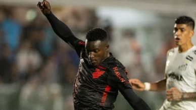 Santos é dominado pelo Athletico-PR na Vila e estaciona no Z4 do Brasileiro