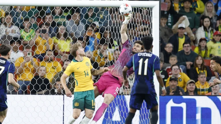 Mesmo criticado, Otávio celebra estreia na Seleção Brasileira: “Mágico”