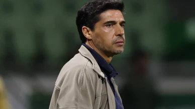 Abel Ferreira ganha efeito suspensivo e comanda o Palmeiras