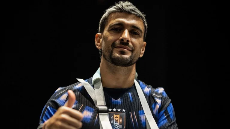 Arrascaeta chega amanhã no Brasil e Flamengo define data de cirurgia