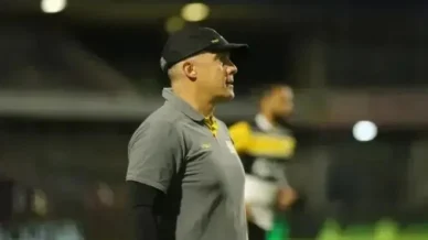 Criciúma: torcida protesta contra Eduardo Baptista, alvo do Internacional