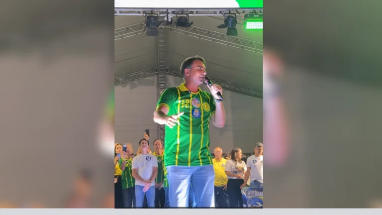 Flávio Bolsonaro diz que vai proteger STF de “laranjas podres”