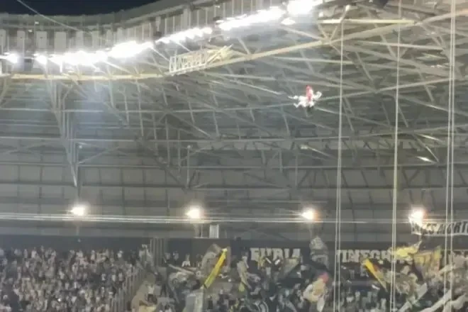 Atlético-MG x Cruzeiro: Galo Doido inova e desce de tirolesa na Arena MRV