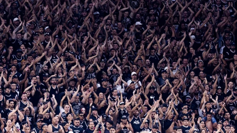 Torcida organizada do Corinthians se reúne com jogadores no CT