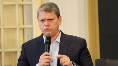 Tarcísio aposta em antipetismo para campanha de Flávio