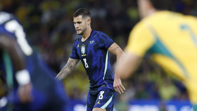 Após boa jogada, Bruno Guimarães vira para o Brasil contra a Austrália