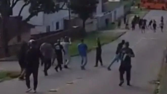 Torcedores de Coritiba e Athletico-PR brigam antes do clássico; veja vídeo