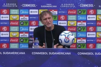 “Oportunista”: Cuca se irrita com repórter após eliminação do Santos