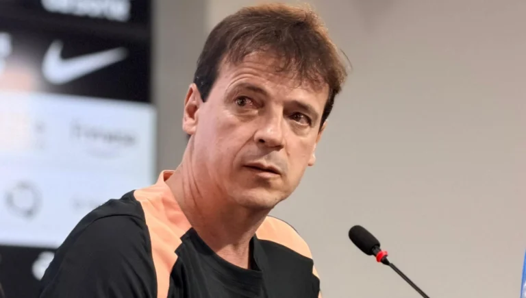 Presidente do Corinthians banca a permanência do técnico Fernando Diniz