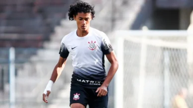 Corinthians: joia de 17 anos deve ser titular contra o Flamengo