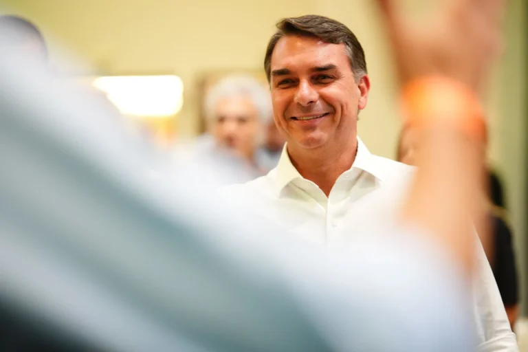 Flávio diz ao TSE que sindicatos financiam campanha de Lula e pede cassação