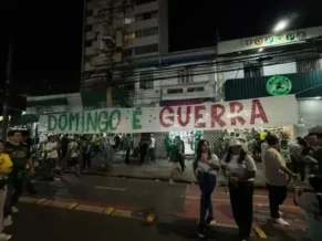 Torcida do Palmeiras exibe faixa antes de jogo com Corinthians: 