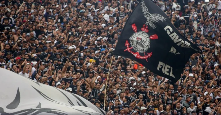 Torcida do Corinthians vai ao CT, cobra Seedorf e pede saída de Memphis