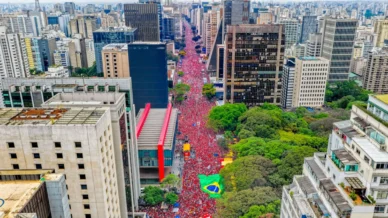TSE manda Flávio remover vídeo fake de consumo de drogas em ato pró-Lula