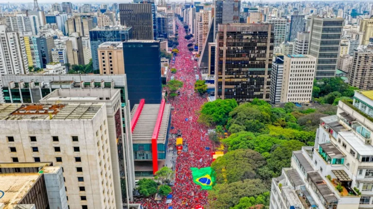 TSE manda Flávio remover vídeo fake de consumo de drogas em ato pró-Lula