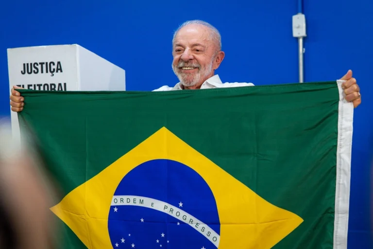 Corinthians parabeniza Lula por reeleição: “Viva a democracia do Brasil”