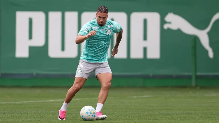 Paulinho relacionado para Palmeiras x Corinthians; veja situação
