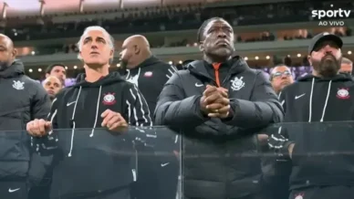 Seedorf abdica de camarote e vê Corinthians x Vitória na arquibancada