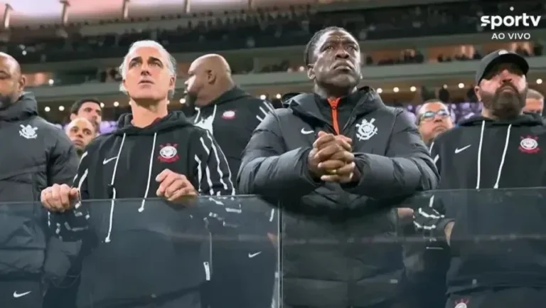 Seedorf abdica de camarote e vê Corinthians x Vitória na arquibancada