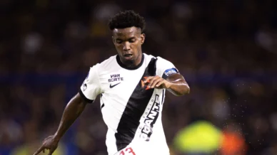 Thiago Mendes, capitão do Vasco, é alvo de racismo após provocar o Boca Jrs